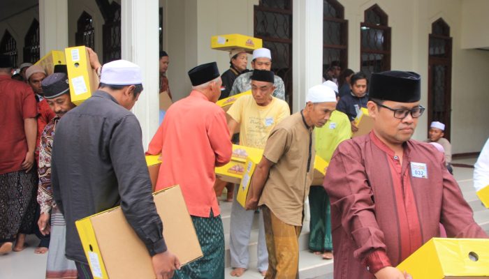 Sebagai Bentuk Kepedulian Pondok Pesantren Al Ishlah Berbagi 2,7 ton Kurma