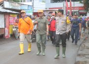 Gotong Royong, Forkopimda Probolinggo Bersihkan Material Pasca Banjir di Dringu