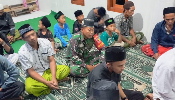 Pererat Silaturahmi, Babinsa Koramil Tenggarang Sholat Isya, Tarawih Berjamaah Bersama Warga