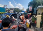 Semarakkan Bulan Ramadhan Polisi di Sidoarjo Berbagi Takjil