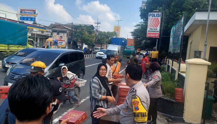 Semarakkan Bulan Ramadhan Polisi di Sidoarjo Berbagi Takjil