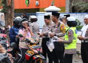 Ops Keselamatan Semeru 2024 di Bulan Ramadhan Polres Jember Berbagi Takjil Sambil Ajak Warga Tertib Lalin 