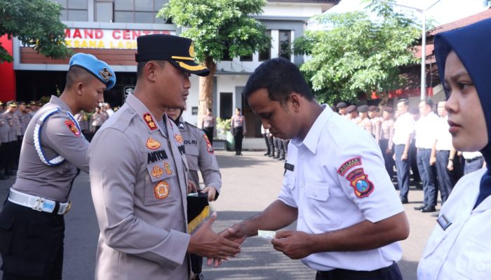 Kapolres Ponorogo Beri Kartu BPJS Ketenagakerjaan untuk 97 PHL 