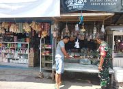 Babinsa Koramil 0822/15 Turun Langsung untuk Memantau Perkembangan Harga Sembako