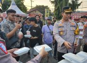 Ramadhan Berkah Kapolres Situbondo Berbagi Takjil untuk Massa Unras AMPD