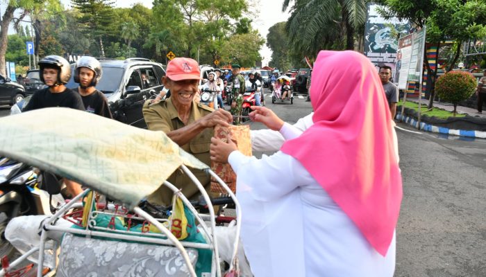 Persit Dim 0822 Berbagi Ratusan Bingkisan Peralatan Ibadah dan Takjil 