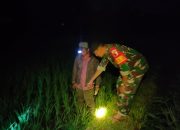 Babinsa Desa Dadapan Membantu Kelancaran Irigasi di Dusun Utara Sungai*