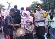 500 Paket Takjil Untuk Warga Dibagikan oleh Bhayangkari Polres Situbondo