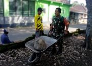 Babinsa Bondowoso dan masyarakat saling bahu membahu dalam aksi lingkungan