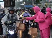 Tebar Kebaikan di Bulan Ramadhan Polres Batu dan Bhayangkari Berbagi Takjil