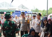 Kapolda Jatim Dampingi Kepala Staf TNI AL Serahkan Bansos Untuk Warga Bawean yang Terdampak Gempa