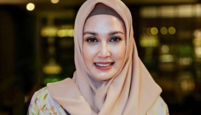 Berdasarkan Hasil Penghitungan Akhir di KPU Jatim Artis Dina Lorenza dipastiakn Lolos