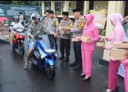 Berkah Ramadhan, Polisi Bagikan Takjil Kepada Pengendara