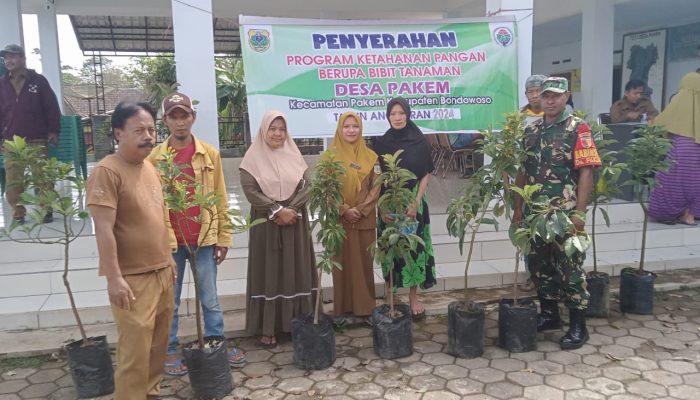 Babinsa Desa Pakem Serma Alexander Dampingi Pembagian Bibit Alpokat Dan Durian 