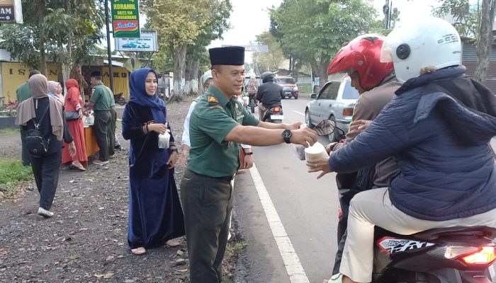 Ciptakan Kebersamaan, Koramil 0822/04 Tenggarang Bagikan Takjil