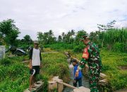 Peran Penting Babinsa Grujugan Bersama Petani Cek Saluran Irigasi