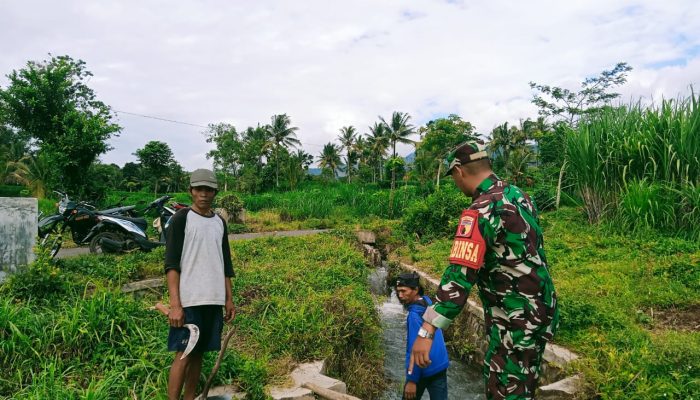 Peran Penting Babinsa Grujugan Bersama Petani Cek Saluran Irigasi