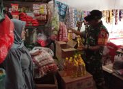 Babinsa Membantu Masyarakat: Peninjauan Harga Sembako di Pasar Tradisional Kecamatan Pujer
