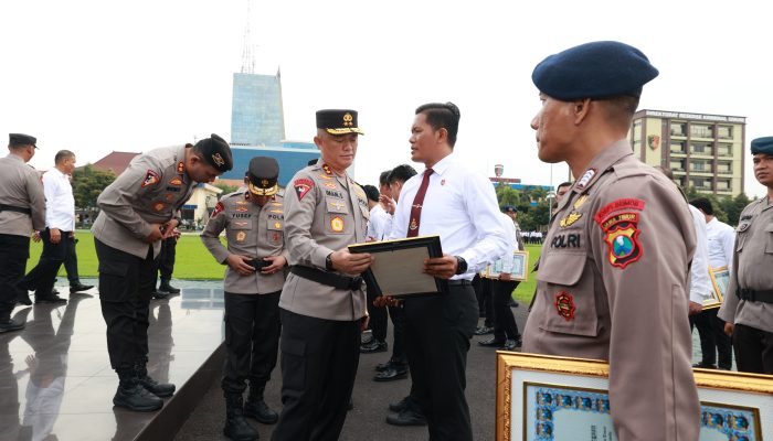 Jajaran Polda Jatim Kembali Mendapatkan Penghargaan dari Kapolda Jatim