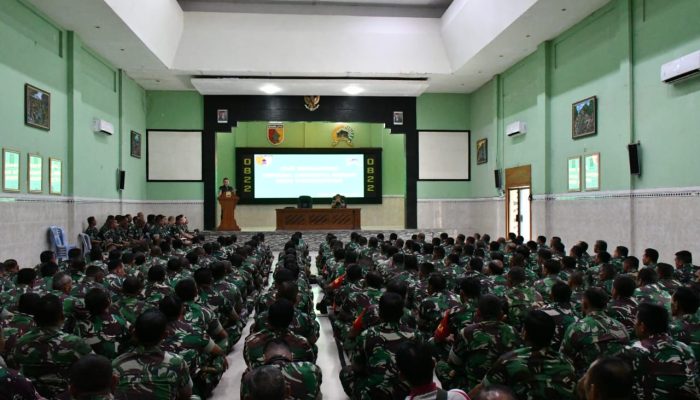 Dandim Berikan Jam Komandan Kepada Seluruh Prajurit dan PNS Kodim 0822/Bondowoso Di Aula Makodim