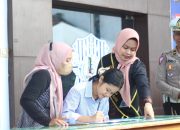 Berpakaian Adat Petugas Satpas SIM Polres Kediri Kota Layani Masyarakat di Hari Kartini