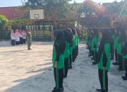 Tanamkan Disiplin Sejak Dini, Serka Mulyadi Latih PBB Bagi Siswa SMPN 6 Bondowoso