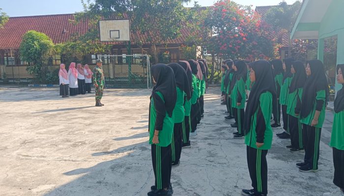 Tanamkan Disiplin Sejak Dini, Serka Mulyadi Latih PBB Bagi Siswa SMPN 6 Bondowoso