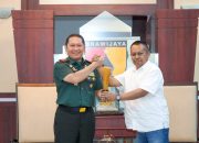 Mayjen TNI Rafael Terima Penghargaan Prapanca Award dari PWI Jatim