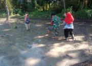 Babinsa 0822/01 Bondowoso Ikut Bantu Petani Demi Menjaga Kestabilan Hanpangan