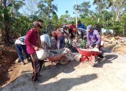 Sangat kompak, TNI dan Masyarakat buat gorong-gorong di TMMD Kodim 0422/Lampung Barat.