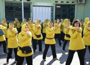 Wujudkan Keluarga Sehat, Persit Kodim 0822 Gelar Jalan Sehat Dan Senam Bersama