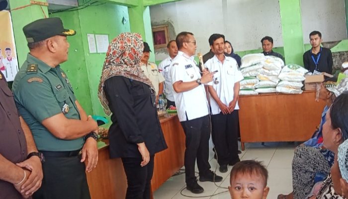 Pj Bupati Bondowoso Melaksanakan Monitoring Penyaluran Bantuan Pangan Di 4 Desa 3 Kecamatan