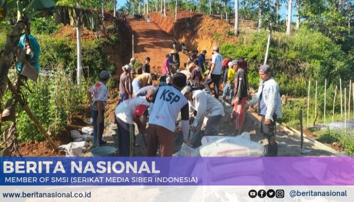 Kekompakan Terlihat Antara TNI Dan Warga Saat Bangun Gorong-Gorong di Lokasi TMMD Kodim 0422/LB.