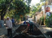 Peran Strategis Babinsa dalam Pemasangan Paving Desa Bandilan