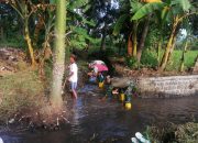 Babinsa dan Warga Desa Klampokan Gotong Royong Bersihkan Saluran Irigasi