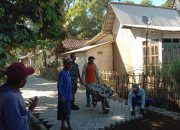 Dukung Percepatan Program Desa, Babinsa Bandilan Bantu Pasang Paving Block