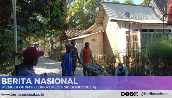 Dukung Percepatan Program Desa, Babinsa Bandilan Bantu Pasang Paving Block