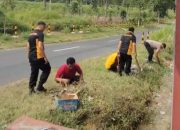 Jelang Hari Bhayangkara Ke-78, Polsek Maesan Bondowoso Bersihkan Gereja