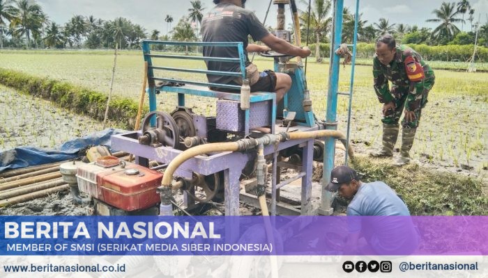 Babinsa Koramil Pujer Pantau Warga Dalam Pembuatan Sumur Bor Di Sawah