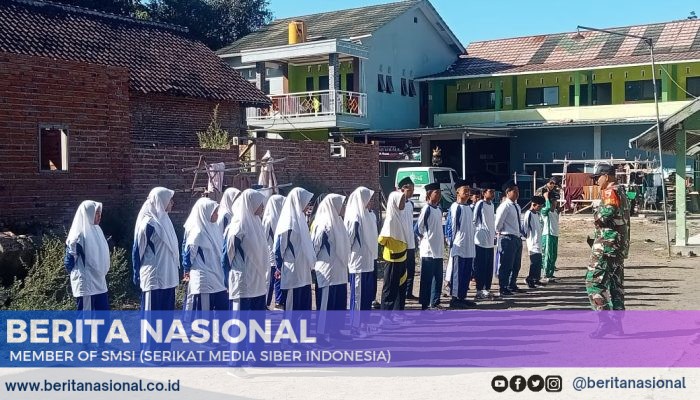 Tanamkan Bela Negara, Babinsa Posramil Jambesari Melatih PBB Siswa-siswi Mambaul Ulum 