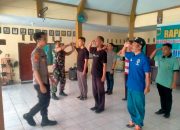 Hari Libur, Babinsa Dan Babinkamtibmas Beri Pelatihan PBB Kepada ASN Kelurahan