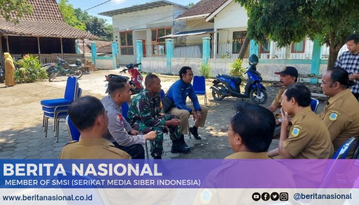 Aktif di Kantor Desa, Babinsa Koramil Prajekan Tingkatkan Kerjasama Dengan Perangkat Desa