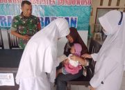 Babinsa Kelurahan Badean Dampingi Nakes dalam Imunisasi Rutin Bayi dan Balita