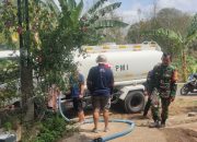 Upaya Atasi Kekeringan, Serda Suwandi Bantu Distribusikan Air Bersih 
