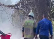 Kesigapan Personel Satlantas Polres Bondowoso membantu memadamkan kebakaran di SMKN 1 Bondowoso