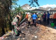 Sigap, Pasca Kebakaran Babinsa Koramil 0822/01 Bondowoso Bersihkan Puing-Puing