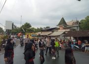 Babinsa Desa Mengok Kawal Aman Karnaval Santri Ponpes Nurul Jadid di Pujer