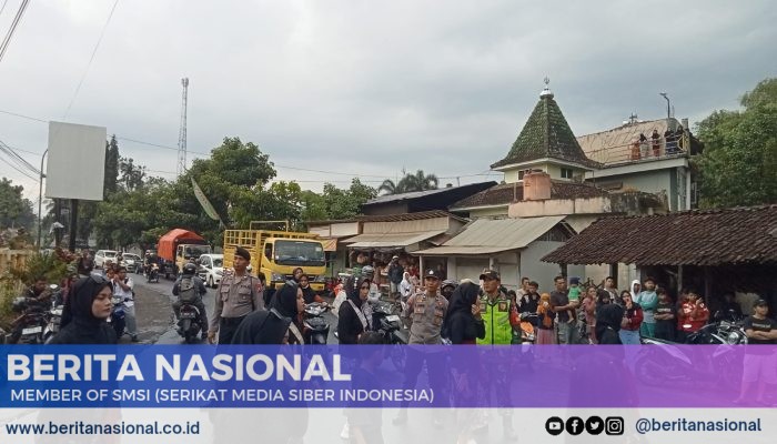 Babinsa Desa Mengok Kawal Aman Karnaval Santri Ponpes Nurul Jadid di Pujer