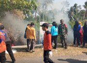 Babinsa Koramil 0822/01 Bondowoso Bersama Relawan Bersih-bersih Sampah Di Aliran Sungai