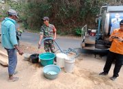 Babinsa Kawal Bantuan Air Bersih dari Gubernur Jatim untuk Warga Botolinggo